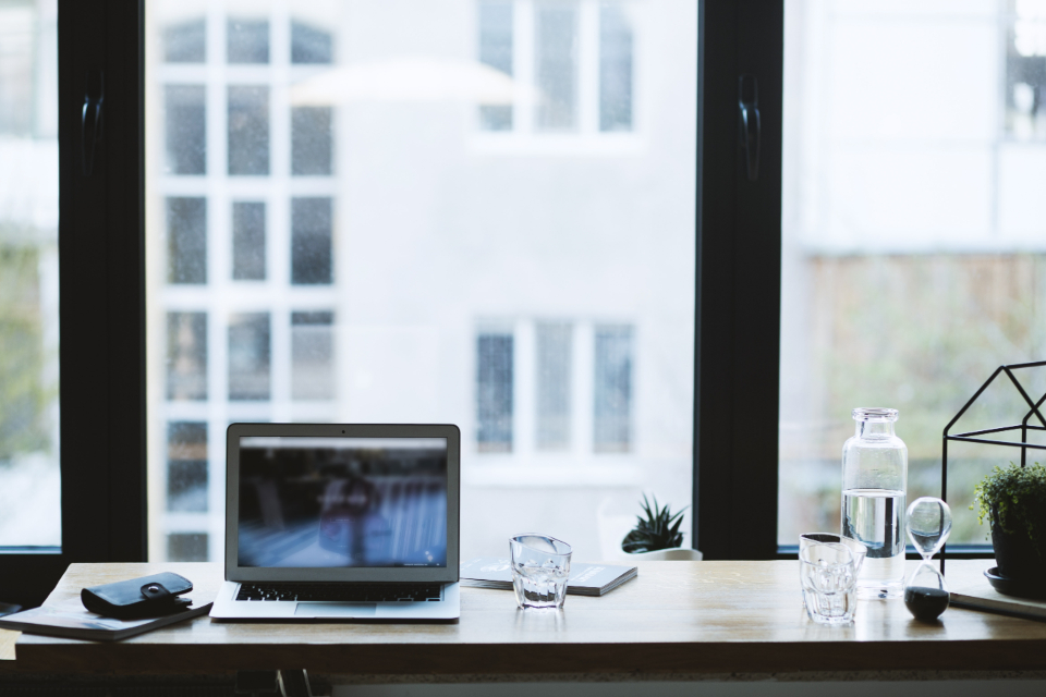 Operatore logistica con laptop per monitoraggio connettivita e performance applicativi
