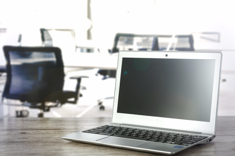 Professionista al laptop con strumenti cloud e telefonia VoIP integrata