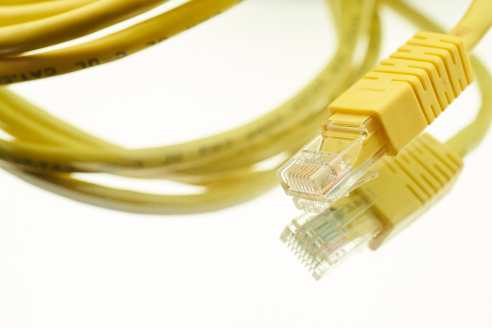 Cavi di rete Ethernet e fibra per infrastrutture di connettivita Internet