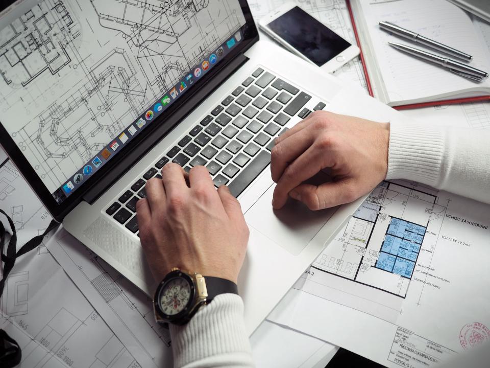 Postazione ufficio con monitor e strumenti di gestione centralino IP