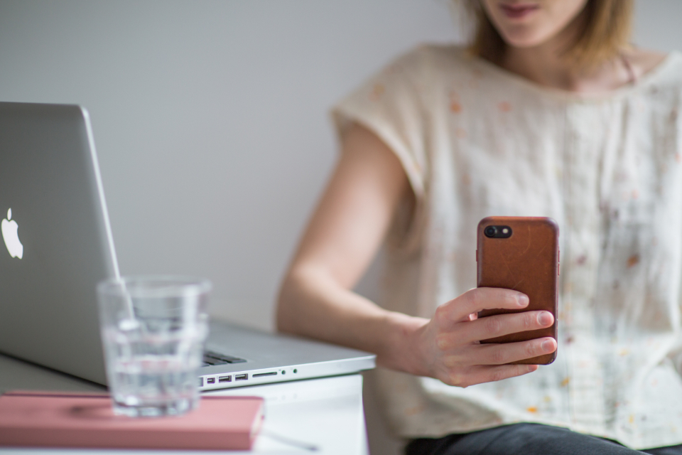 Operatrice utilizza smartphone aziendale collegato a sistema VoIP